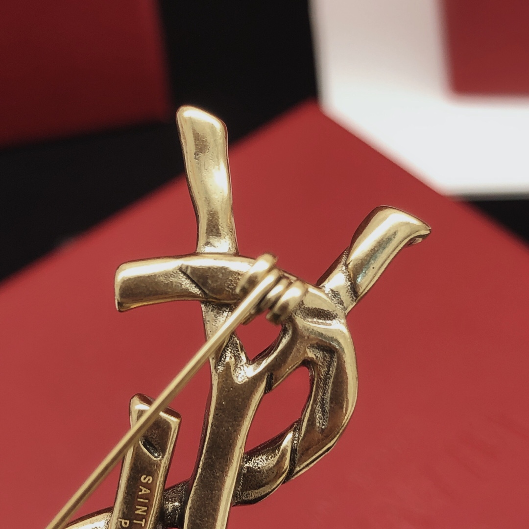 编号YXZ0004ysl 巨热卖热门单品 ysl 字母做旧复古欧美风 胸针 ！