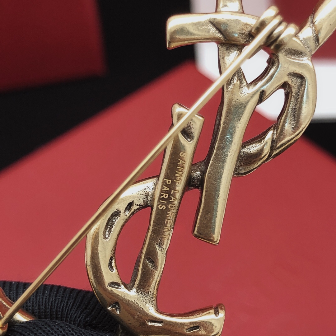 编号YXZ0004ysl 巨热卖热门单品 ysl 字母做旧复古欧美风 胸针 ！