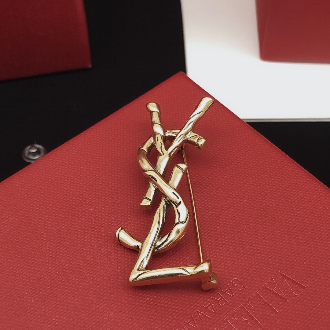 编号YXZ0004ysl 巨热卖热门单品 ysl 字母做旧复古欧美风 胸针 ！
