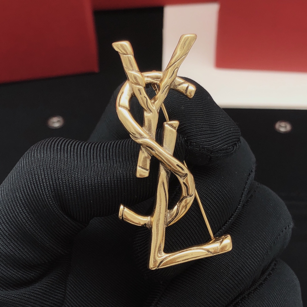 编号YXZ0004ysl 巨热卖热门单品 ysl 字母做旧复古欧美风 胸针 ！