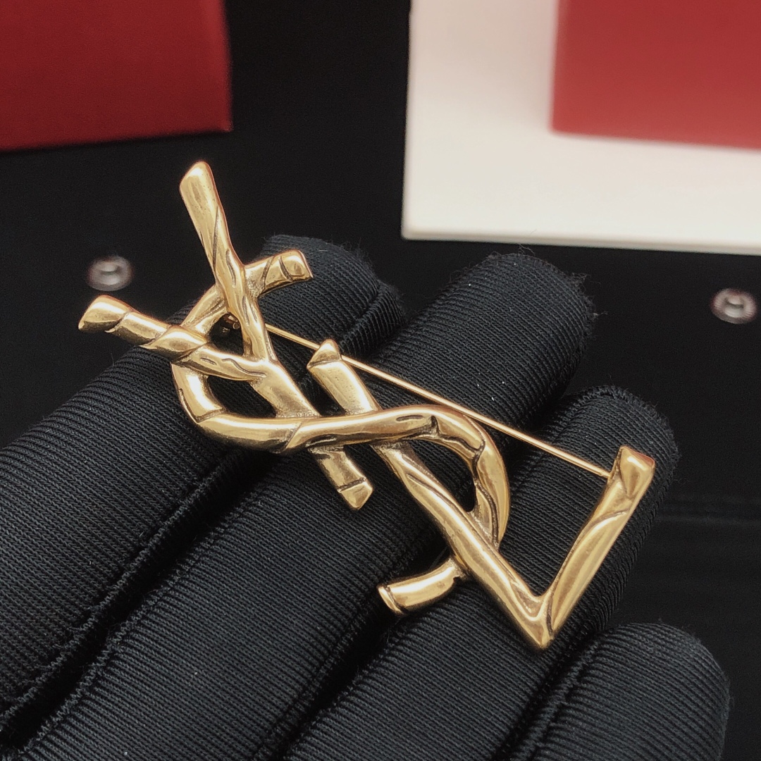 编号YXZ0004ysl 巨热卖热门单品 ysl 字母做旧复古欧美风 胸针 ！