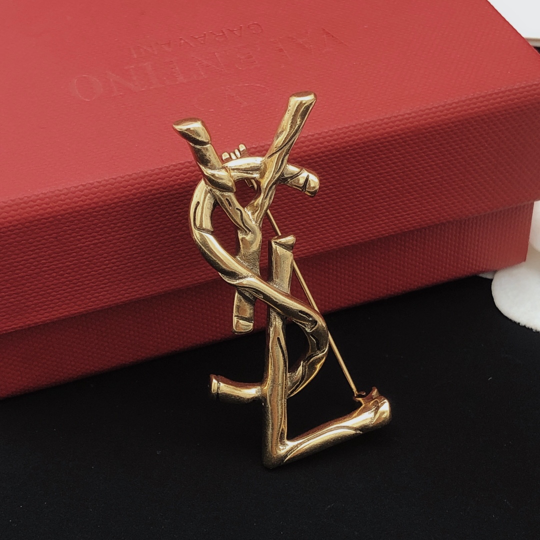 编号YXZ0004ysl 巨热卖热门单品 ysl 字母做旧复古欧美风 胸针 ！