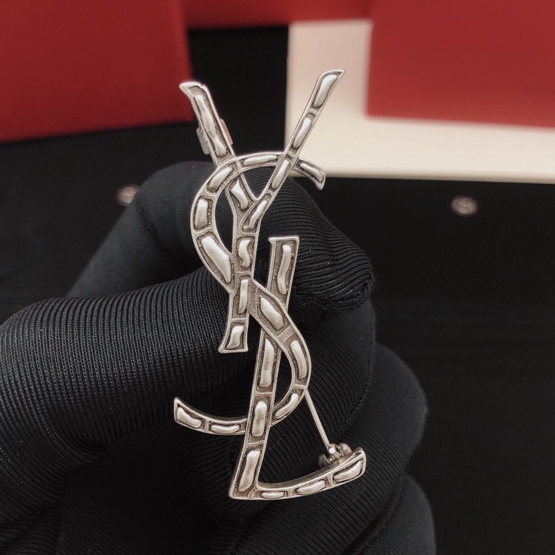 编号YXZ0002
YSL上新  新款圣罗兰胸针复古银色