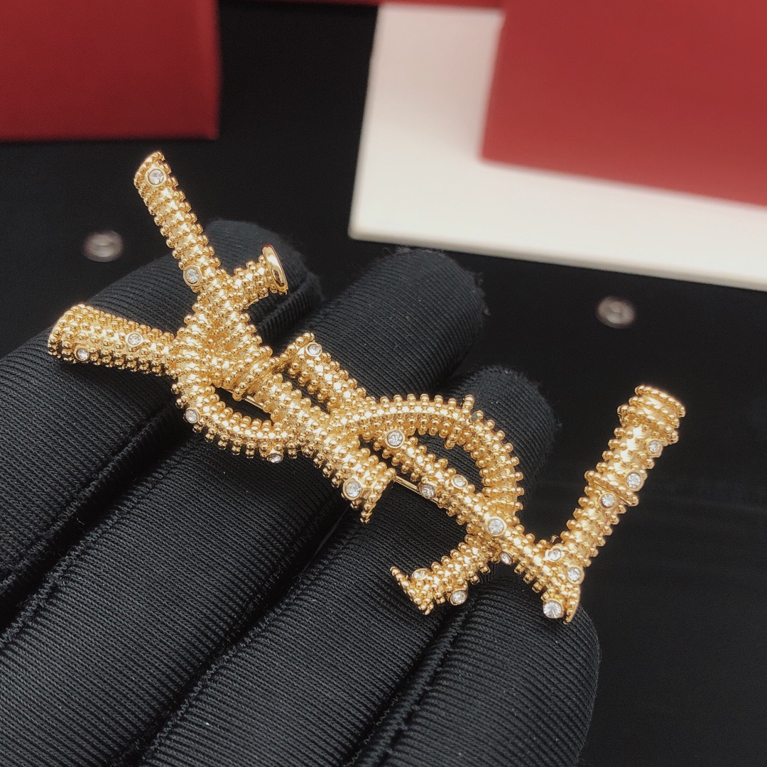 Choosing Men’s Suit with Charisma: Avoiding Pin Accessories for a Stylish Look - 图片 3