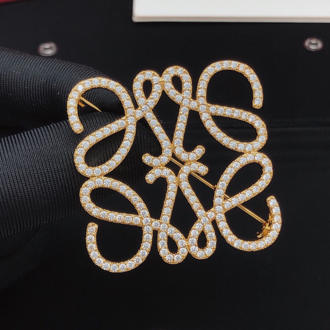 NO:111719,Number LYWXZ0006 [Luoyiwei* latest diamond-inlaid brooch] Consistent ZP brass material, jewelry quality, loewe, brooch, breastpin19860909编号LYWXZ0006【罗意威*最新款镶钻胸针】一致ZP黄铜材质,饰品精品,loewe,brooch，breastpin,Jewelry