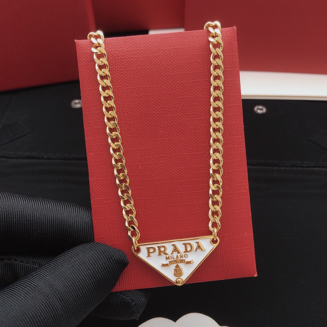 编号PXL0009
 【PRAD*最新款🆕🆕三角形项链白色底油】一致专柜🆕黄铜材质