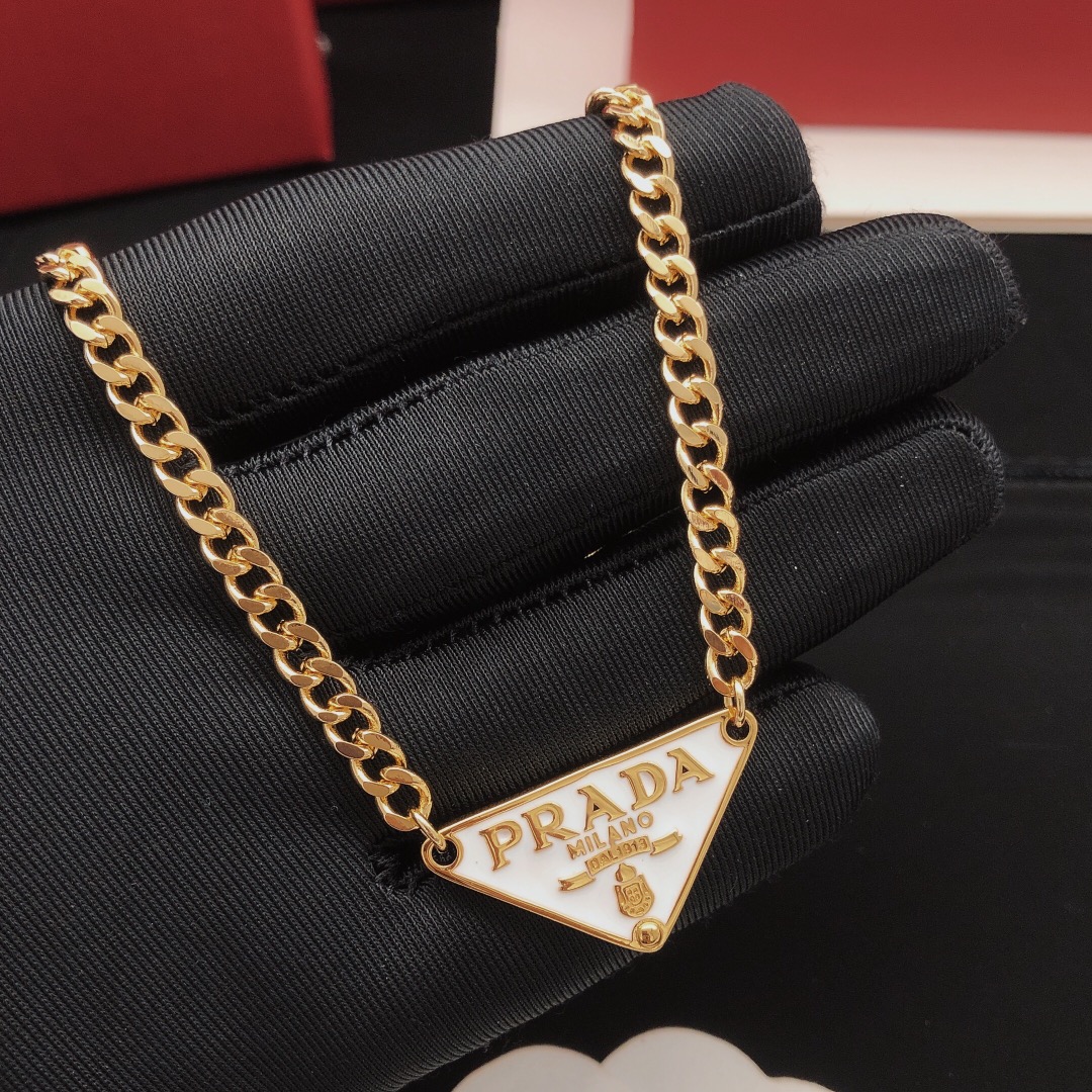 编号PXL0009
 【PRAD*最新款🆕🆕三角形项链白色底油】一致专柜🆕黄铜材质
