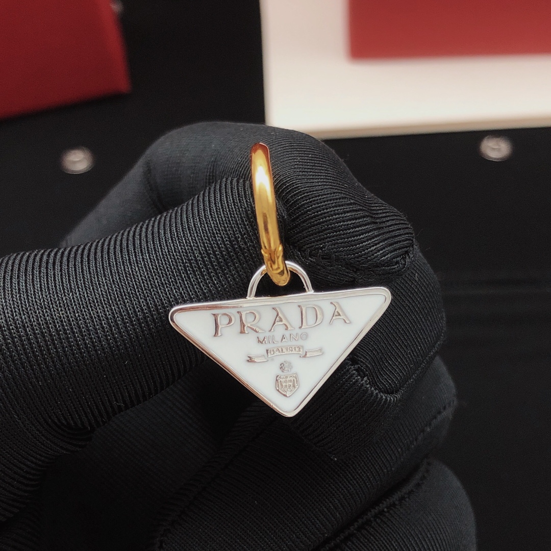 编号PED0016
 【PRAD*最新款🆕🆕白色三角形耳勾】一致专柜🆕黄铜材质