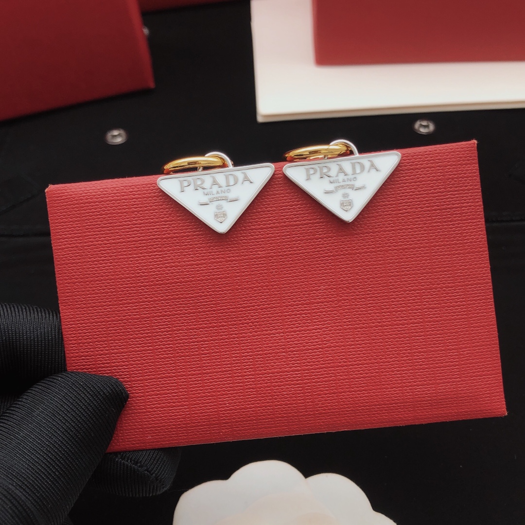编号PED0016
 【PRAD*最新款🆕🆕白色三角形耳勾】一致专柜🆕黄铜材质