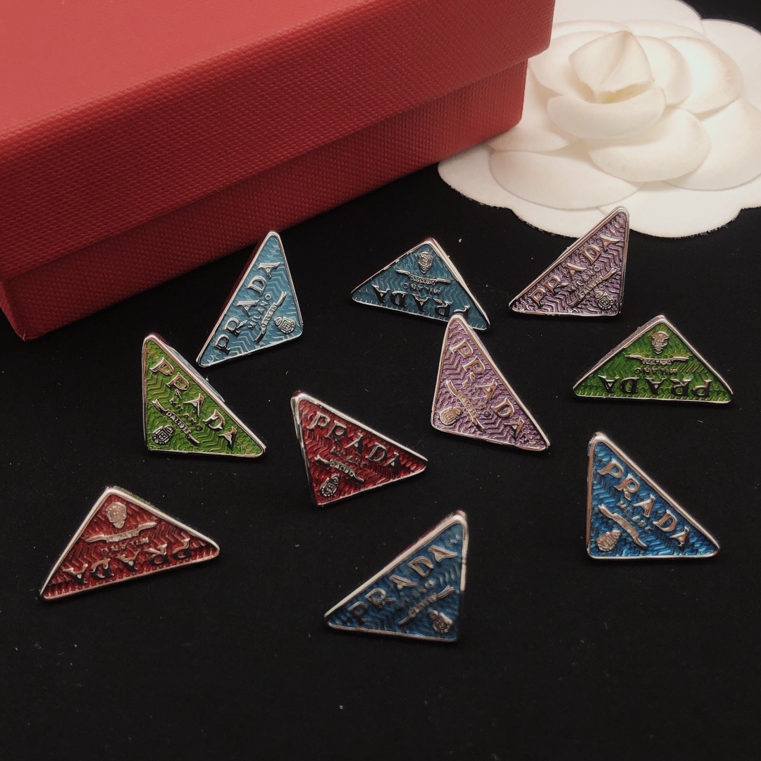 编号PED0022
 【PRAD*最新款🆕🆕浅蓝色三角形耳钉】一致专柜🆕黄铜材质