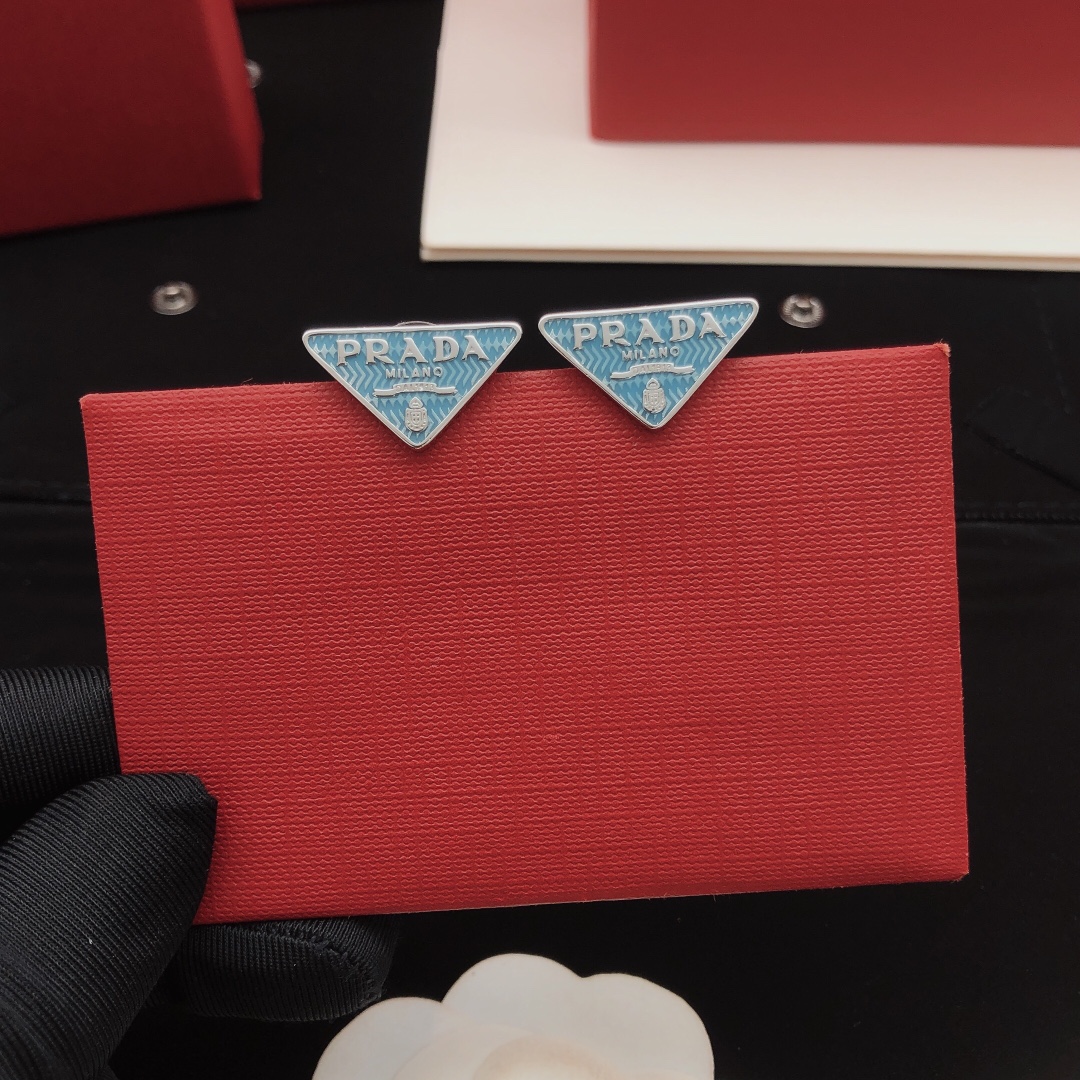 编号PED0022
 【PRAD*最新款🆕🆕浅蓝色三角形耳钉】一致专柜🆕黄铜材质