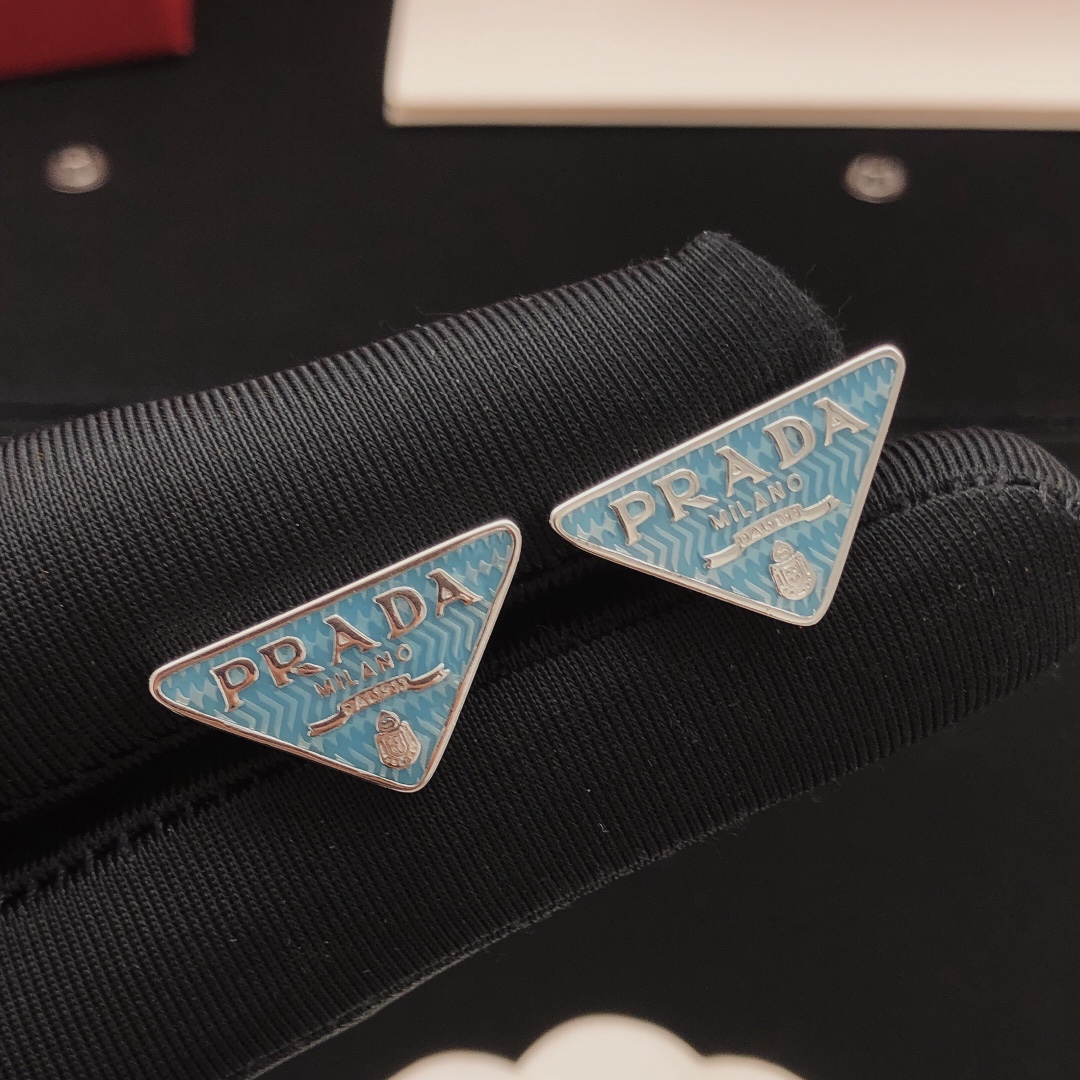 编号PED0022
 【PRAD*最新款🆕🆕浅蓝色三角形耳钉】一致专柜🆕黄铜材质