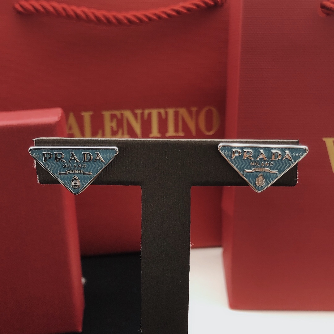 编号PED0022
 【PRAD*最新款🆕🆕浅蓝色三角形耳钉】一致专柜🆕黄铜材质