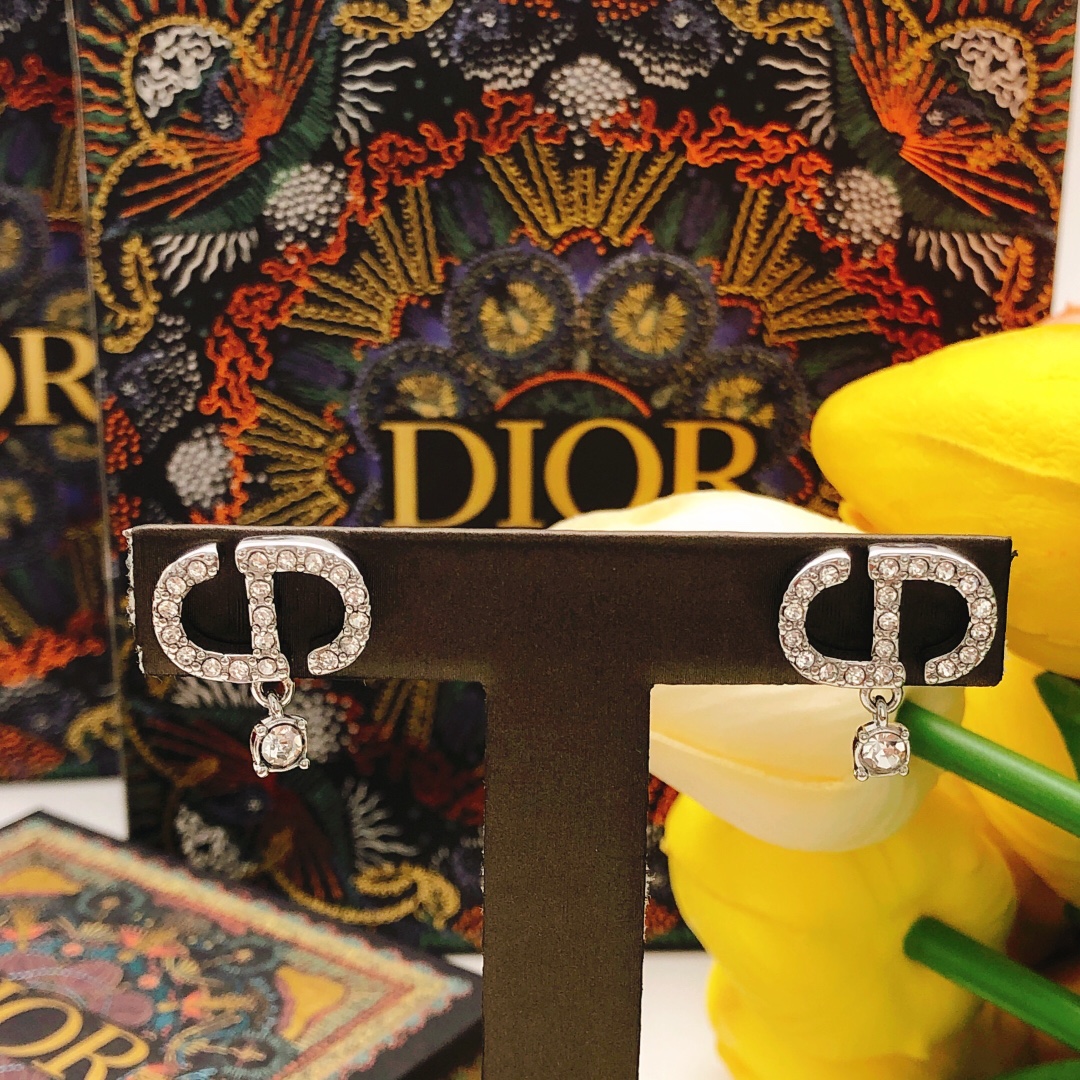 编号DED0006
 【dio*最新款🆕🆕迷你cd耳钉吊钻】一致专柜🆕黄铜材质