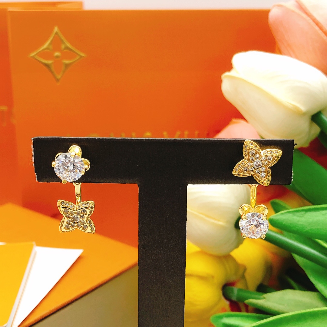 编号LED0190
 【Lv*最新款🆕🆕四叶草镶钻耳钉】一致专柜🆕黄铜材质