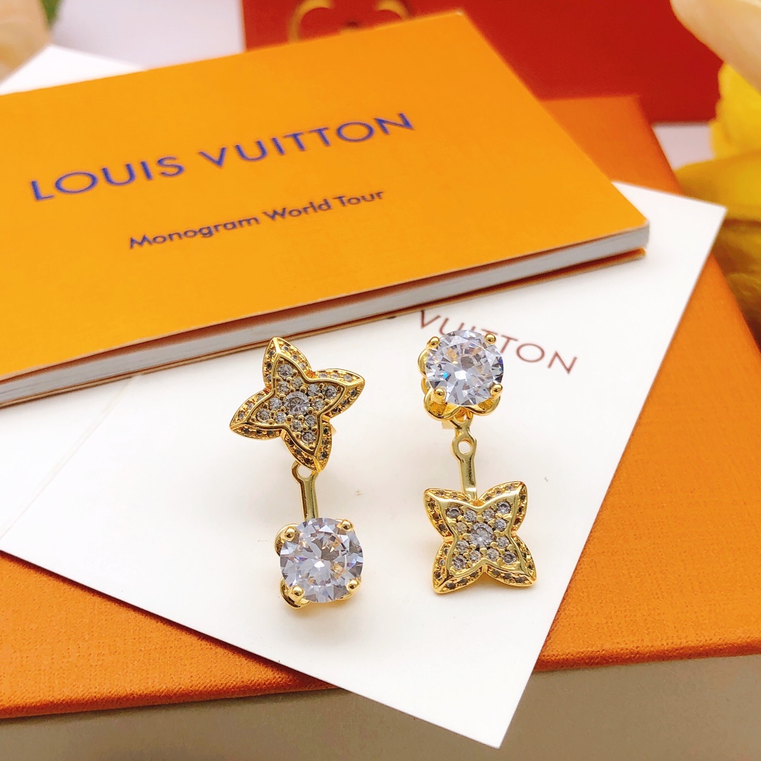 编号LED0190
 【Lv*最新款🆕🆕四叶草镶钻耳钉】一致专柜🆕黄铜材质