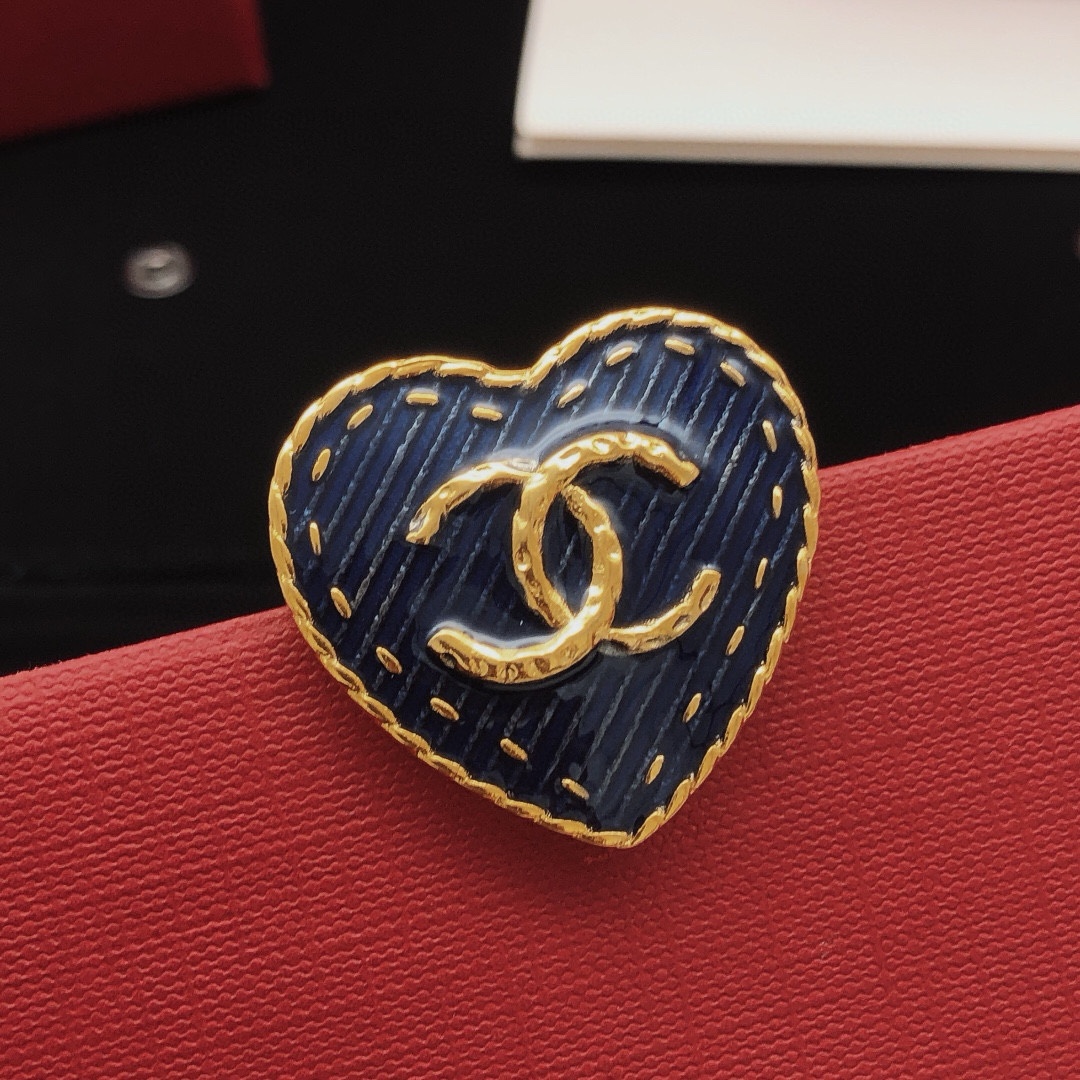 NO:107250,Number XXZ0247 [ch*nel latest denim love brooch] consistent ZP brass material, jewelry quality, brooch, breastpin19860909编号XXZ0247【ch*nel最新款牛仔爱心胸针】一致ZP黄铜材质,饰品精品,brooch，breastpin,Jewelry