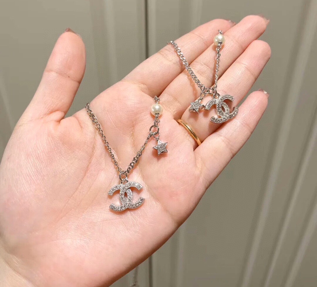 “Ch@nel Spring Summer 2020 Double C Pearl Bracelets: Adjustable Long Chain, Svalol Crystal, Low-Age Aura” - 图片 3