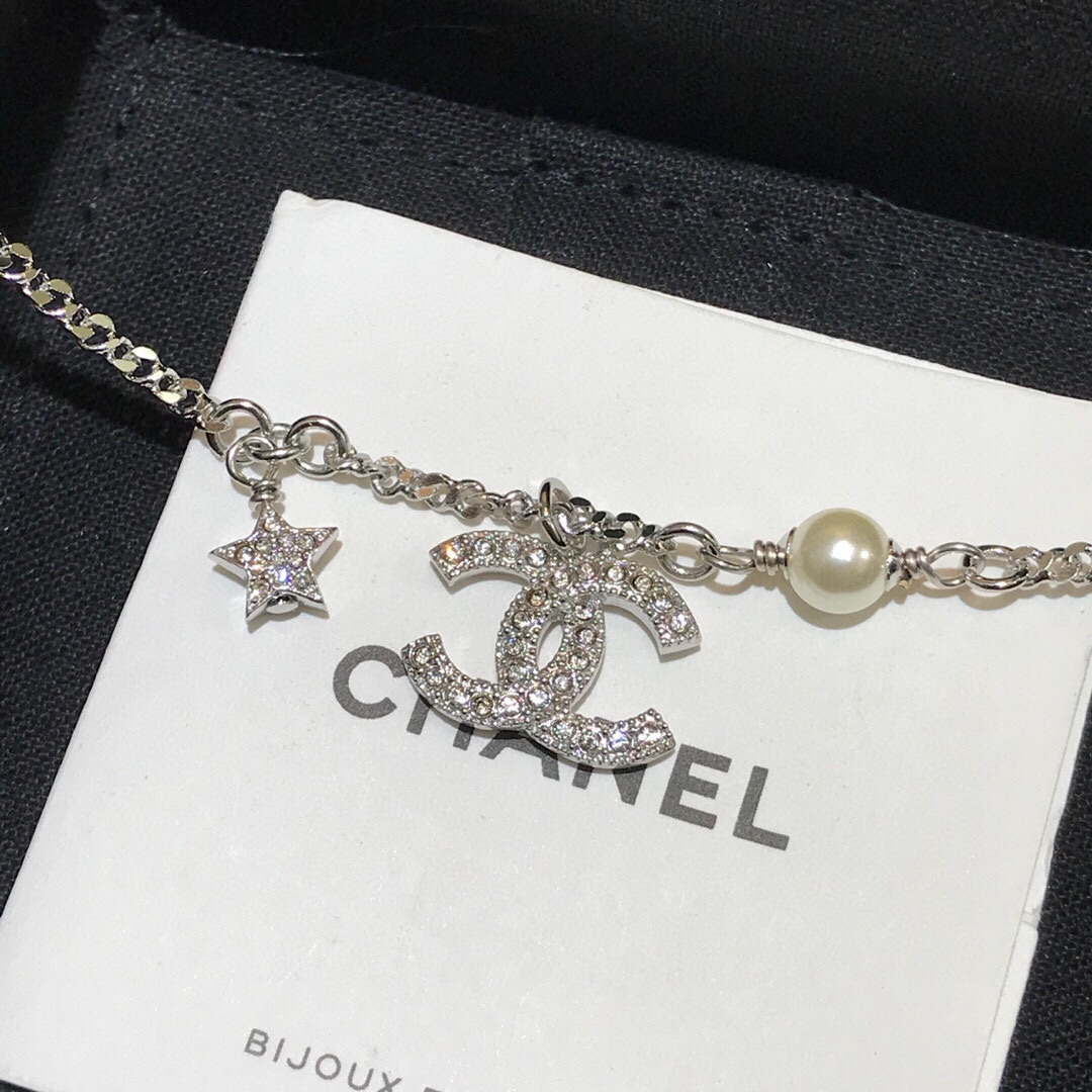 “Ch@nel Spring Summer 2020 Double C Pearl Bracelets: Adjustable Long Chain, Svalol Crystal, Low-Age Aura” - 图片 5