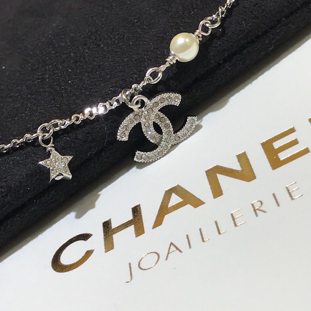 “Ch@nel Spring Summer 2020 Double C Pearl Bracelets: Adjustable Long Chain, Svalol Crystal, Low-Age Aura” - 图片 8