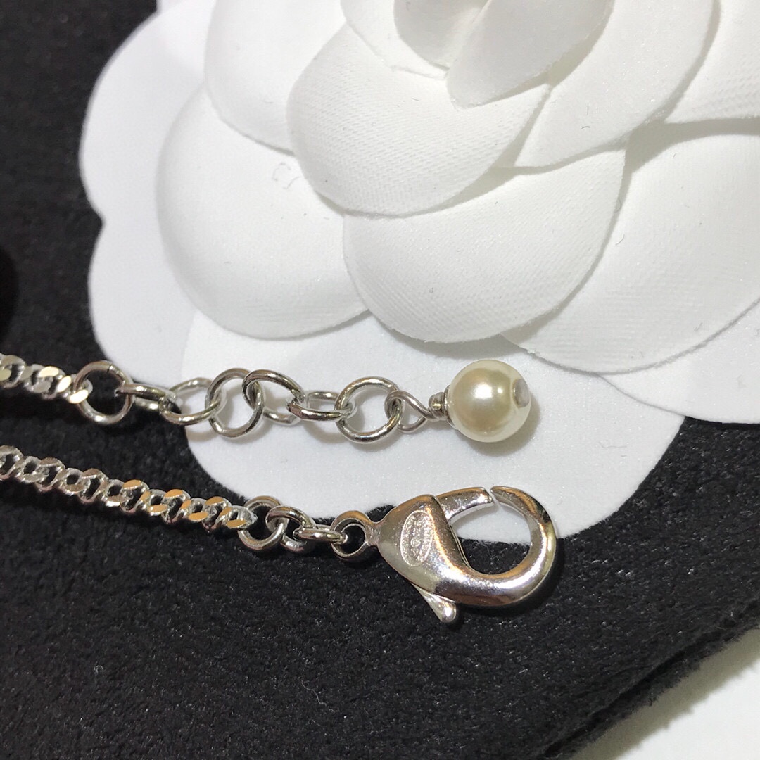 “Ch@nel Spring Summer 2020 Double C Pearl Bracelets: Adjustable Long Chain, Svalol Crystal, Low-Age Aura” - 图片 7