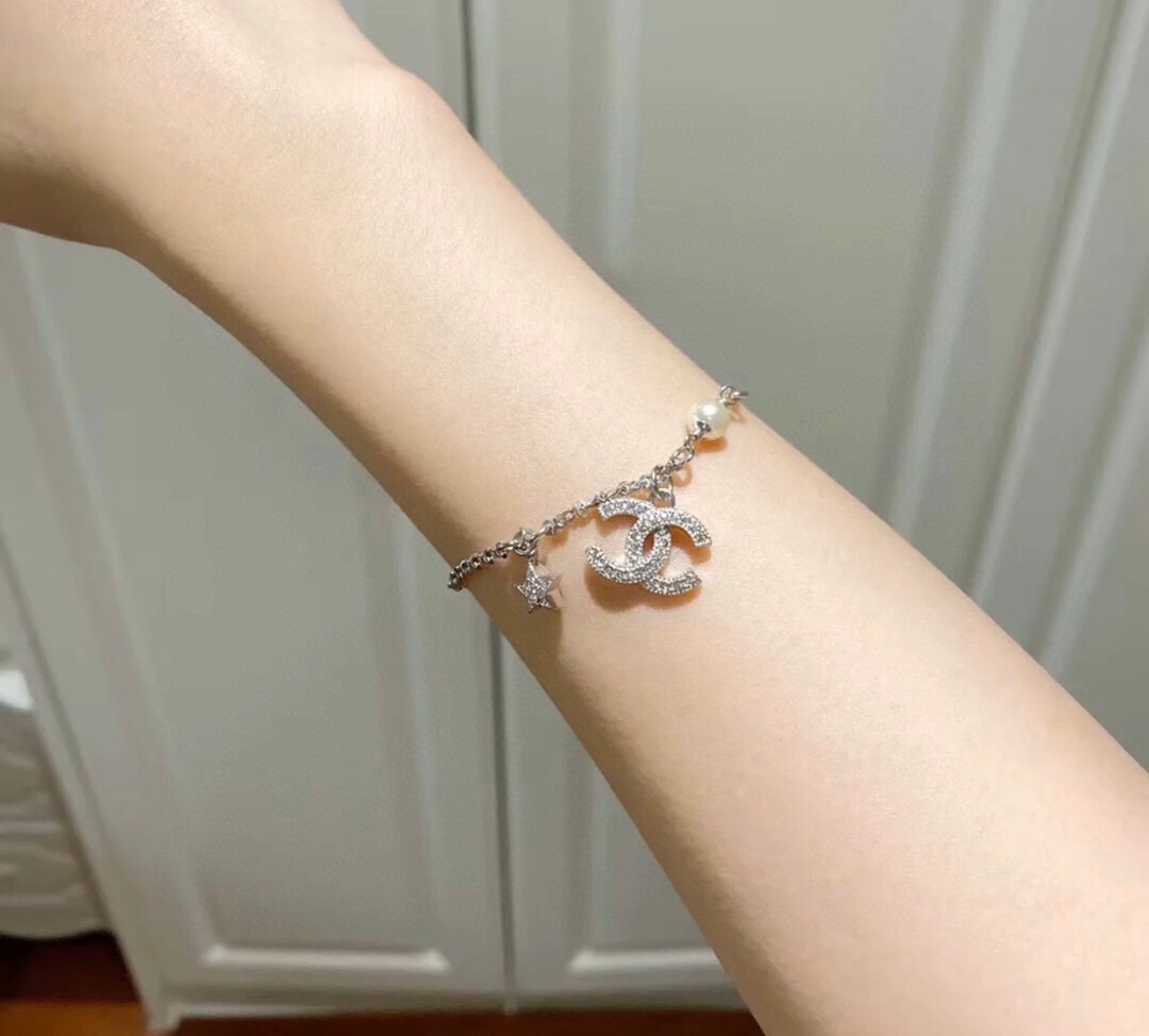 “Ch@nel Spring Summer 2020 Double C Pearl Bracelets: Adjustable Long Chain, Svalol Crystal, Low-Age Aura” - 图片 2