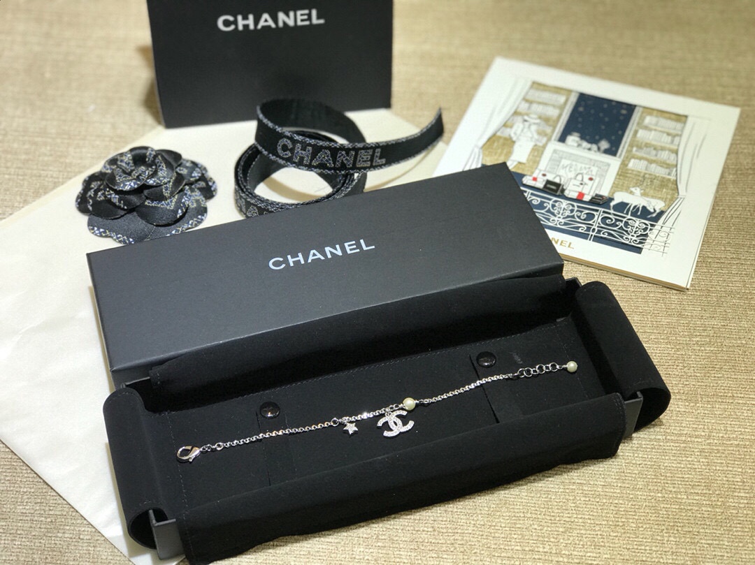 “Ch@nel Spring Summer 2020 Double C Pearl Bracelets: Adjustable Long Chain, Svalol Crystal, Low-Age Aura” - 图片 4