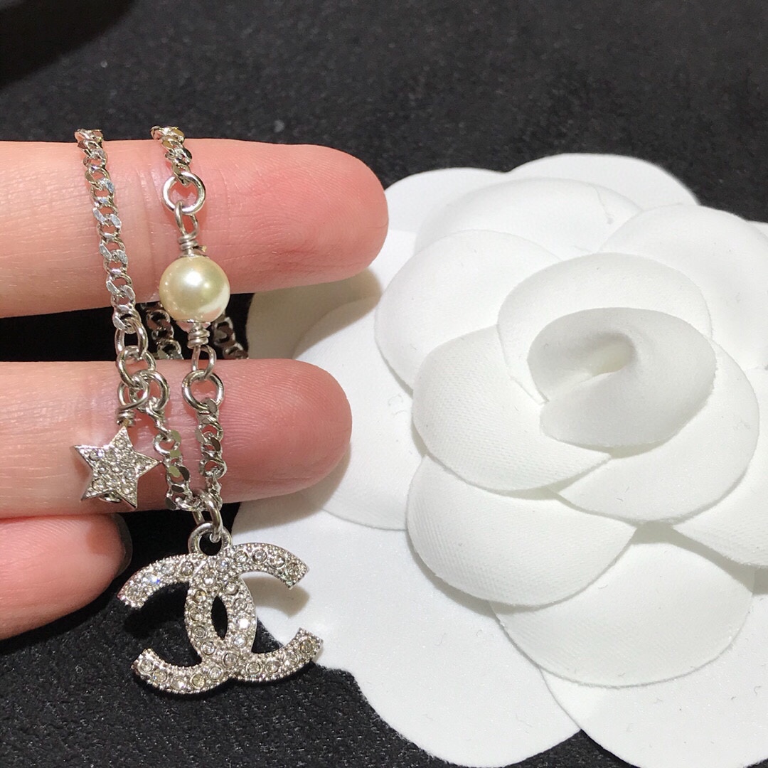 “Ch@nel Spring Summer 2020 Double C Pearl Bracelets: Adjustable Long Chain, Svalol Crystal, Low-Age Aura” - 图片 9