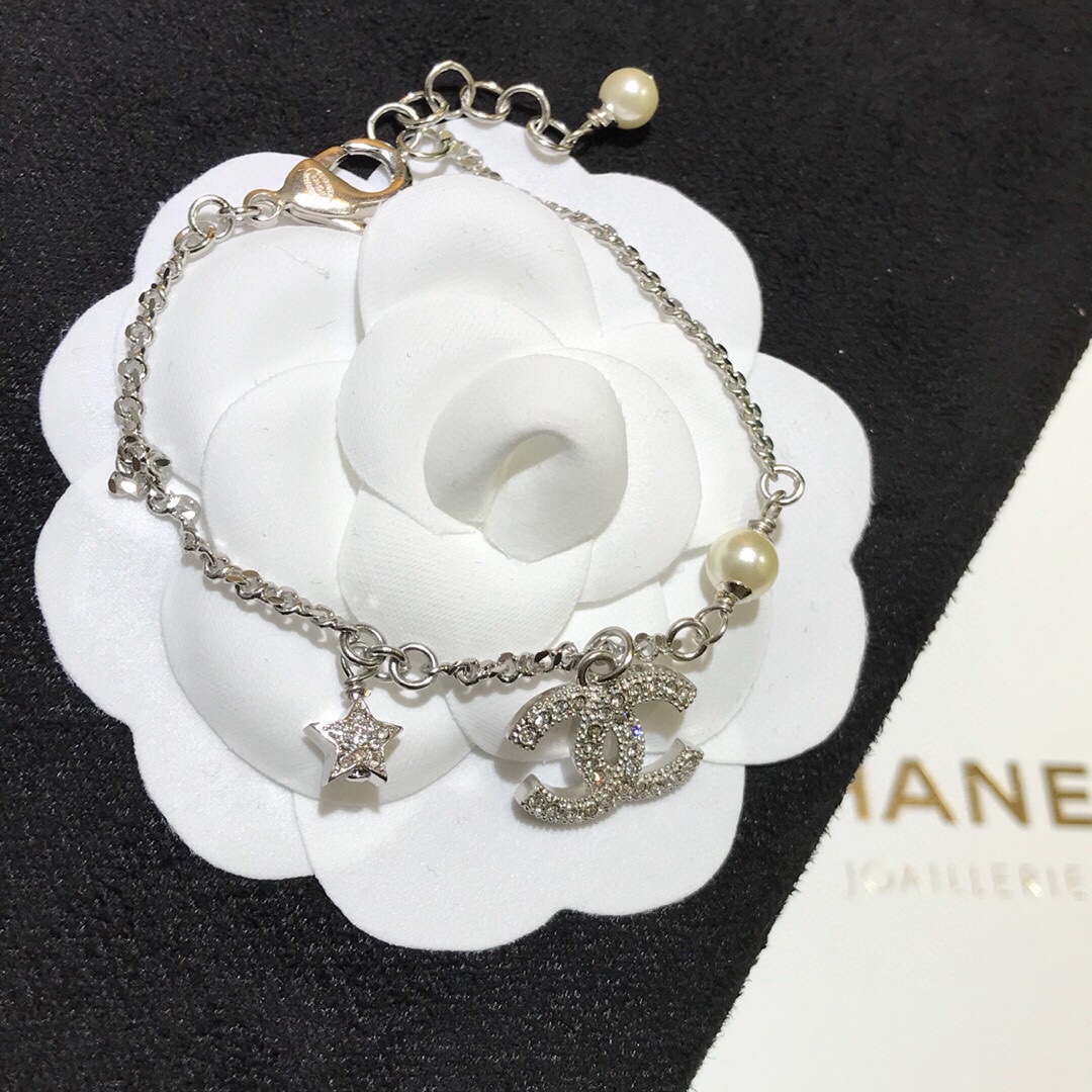 “Ch@nel Spring Summer 2020 Double C Pearl Bracelets: Adjustable Long Chain, Svalol Crystal, Low-Age Aura” - 图片 6