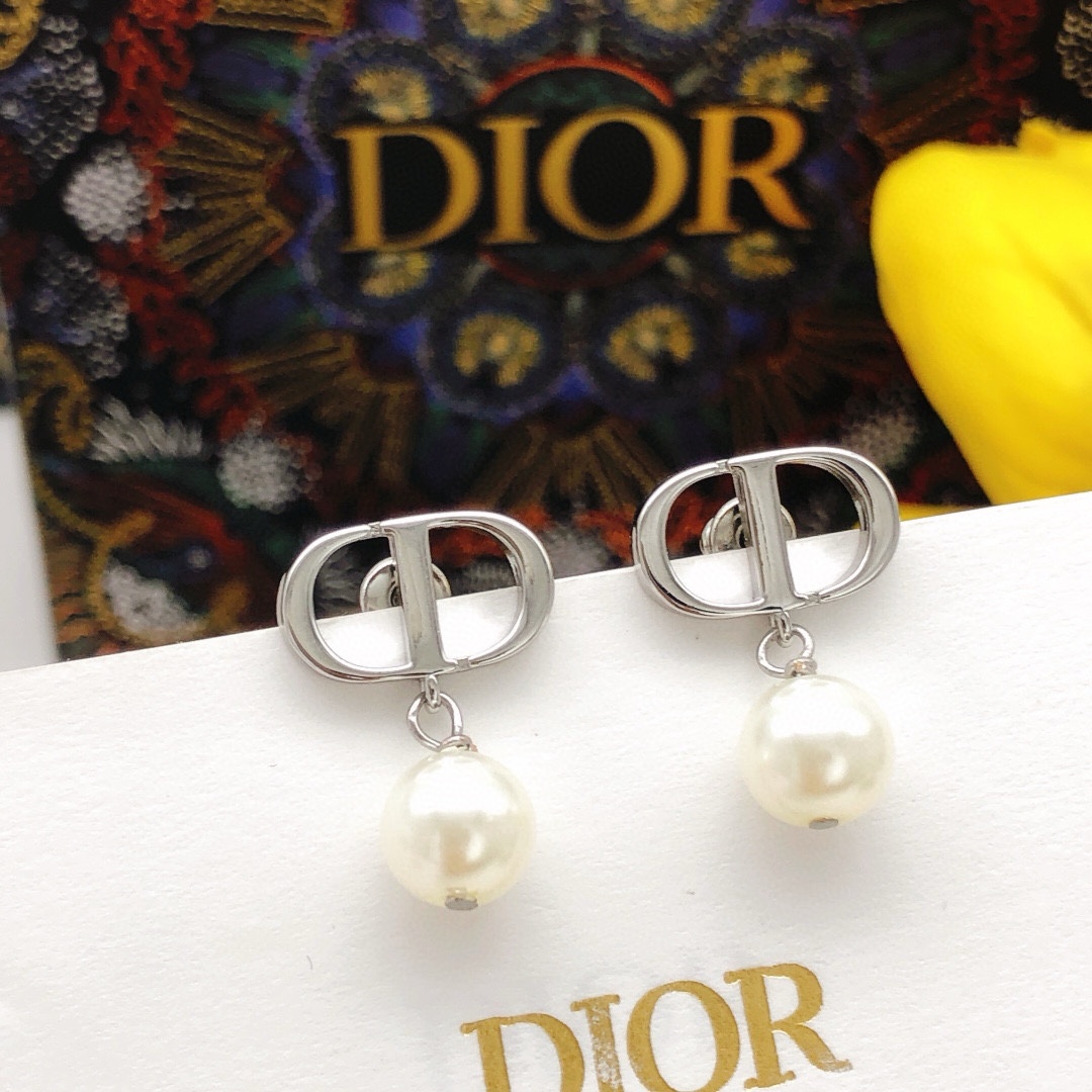 NO:107317,Number DED0505 Dior DIOR original single new product CD hanging pearl glossy silver earrings high-end quality, 1:1 mold opening for the counter, original version of the counter is made of brass!  Advanced 925 silver needle anti-allergic treatment, CNC fine engraving, impeccable details, versatile and not picky about face shape, fashionable and confident and not ostentatious, making it charming. The goddess must-have style, jewelry quality, dior, dior19860909编号DED0505 迪奥DIOR原单新品 CD吊珍珠光面银色耳钉 高端品质,专柜1:1开模,专柜原版同黄铜材质！高级925银针防过敏处理, CNC精雕刻,细节无可挑剔,百搭不挑脸型,时尚自信且不张扬,使其魅力爆灯.女神必备款,饰品精品,dior,dior,Jewelry