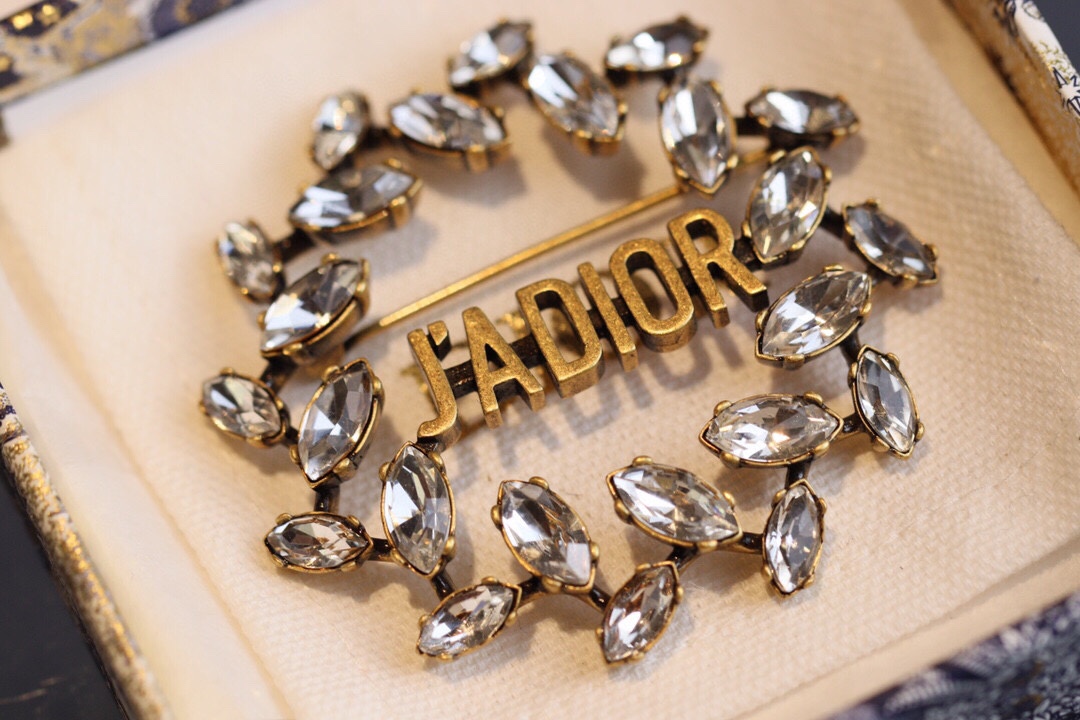 NO:111758,No. DXZ0007 D*or new jadior letters horse eye crystal wheat ear brooch, fall at first sight!  A super beautiful brooch, the big crystal is very flashing, and the same zp, each leaf is Swarlow Phantom Eye crystal, which ensures that the entire brooch is shining with color. It is very outstanding on the hat and matched with clothes, full of high-end feel!  , jewelry boutique, dior, brooch, breastpin, hats19860909编号DXZ0007 D*or新款jadior字母马眼水晶麦穗胸针 一眼沦陷！ 超级美的一款胸针,大水晶非常的闪 一致zp,每瓣叶子都是施华洛魅影马眼水晶,保证整个胸针火彩闪耀,无论在帽子上还是搭配衣服都十分出彩,满满高级感！,饰品精品,dior,brooch，breastpin,hats,Jewelry