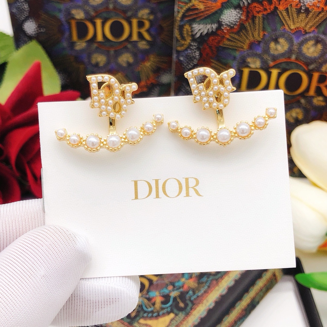 ❤️85包邮/原单代购级别
编号DED0340
👌dior  迪奥  镶钻北岛七星新款 字母Dior耳钉❤️一致专柜品质，黄酮材质，百搭时髦值得入手