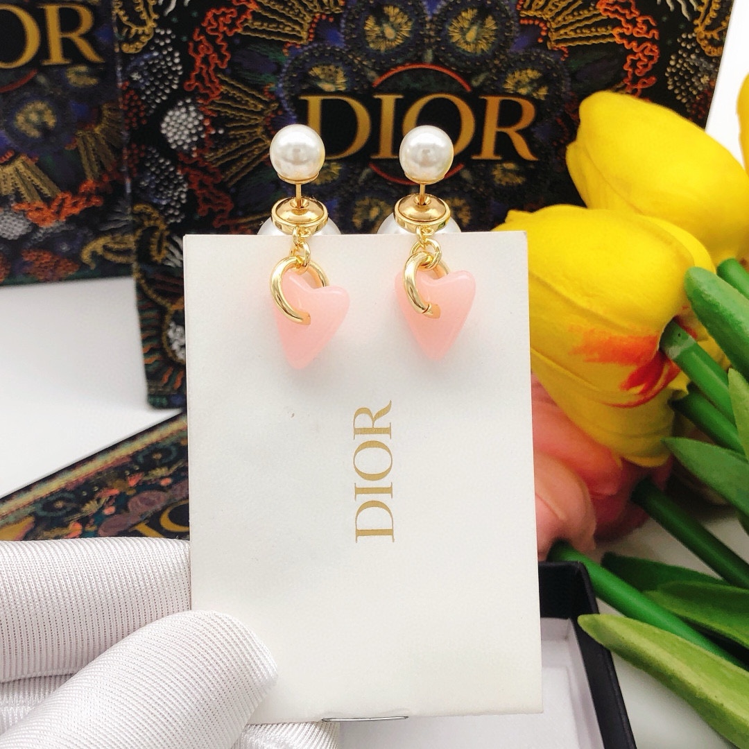 编号DED0354
迪奥Dior 最新款🆕🆕大小红色爱心💗aix耳环      一致专柜🆕黄铜材质