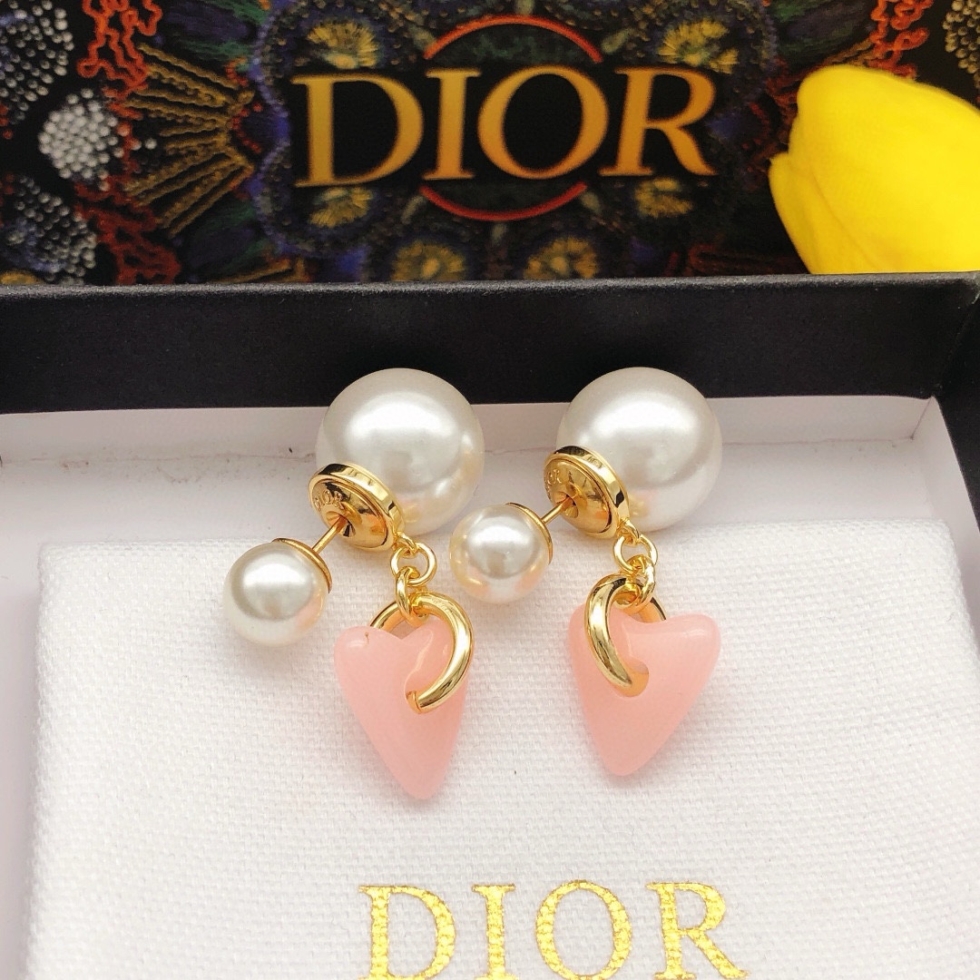 编号DED0354
迪奥Dior 最新款🆕🆕大小红色爱心💗aix耳环      一致专柜🆕黄铜材质