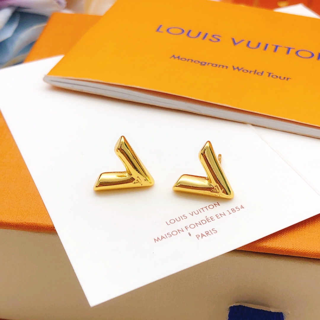 NO:111727,Number LED0212 [Lv* latest vv glossy earrings] Consistent ZP brass material, jewelry quality, louis vuitton19860909编号LED0212【Lv*最新款vv光面耳钉】一致ZP黄铜材质,饰品精品,louis vuitton,Jewelry