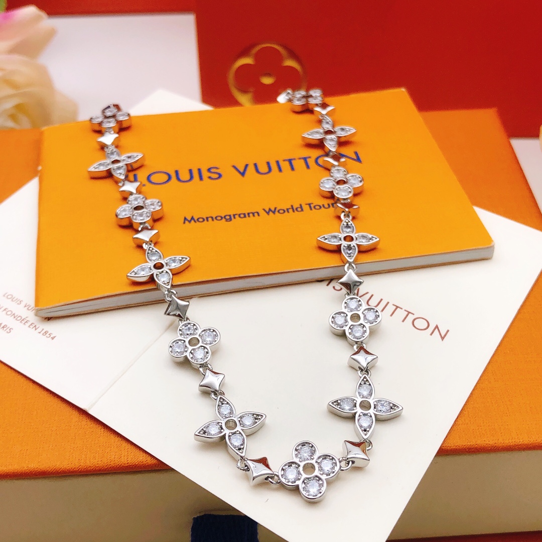 NO:104887,Number LXL0141 [Lv* latest silver flower diamond necklace] consistent ZP brass material, jewelry quality, louis vuitton, necklace19860909编号LXL0141【Lv*最新款银色花朵镶钻项链】一致ZP黄铜材质,饰品精品,louis vuitton,necklace,Jewelry