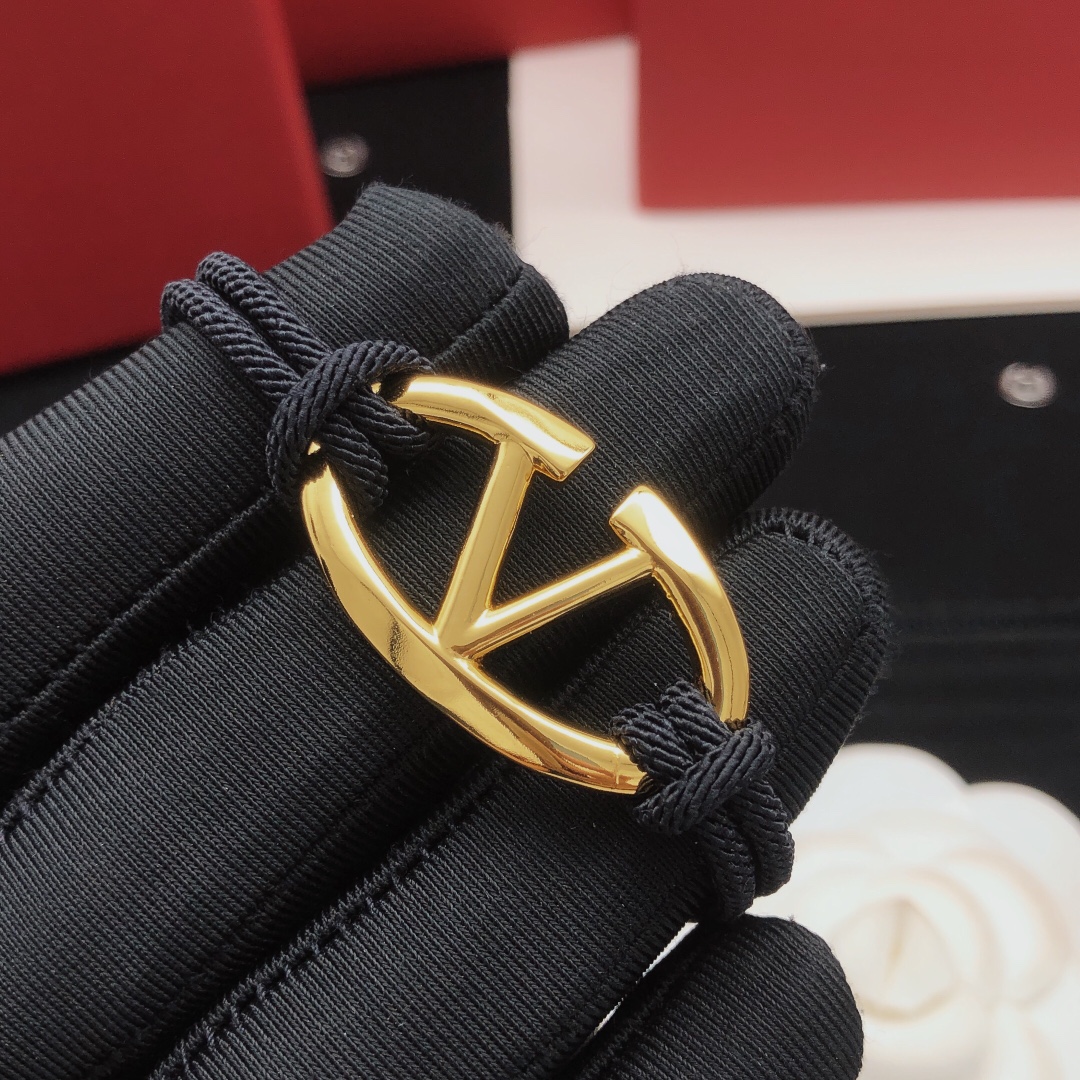 编号VSL0045
 【ValenTi*o最新款🆕🆕黑色绳子手链】一致专柜🆕黄铜材质