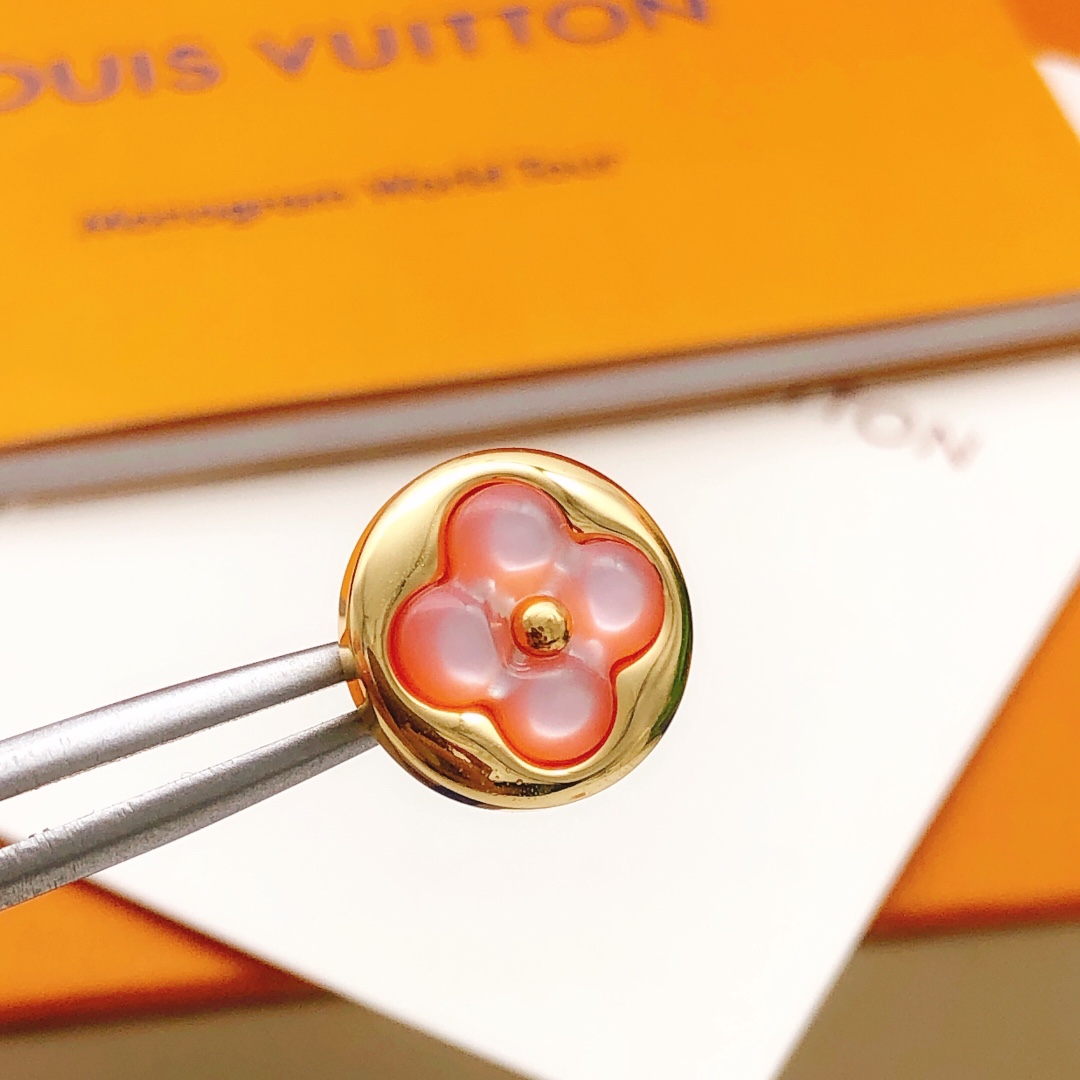 编号LED0225
 【Lv*最新款🆕🆕粉色花朵耳钉】一致专柜🆕黄铜材质