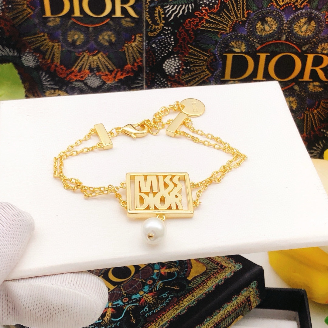 NO:104875,Number DSL0203 [dio* latest square glossy hanging pearl bracelet] consistent ZP brass material, jewelry quality, dior, bracelet19860909编号DSL0203【dio*最新款方形光面吊珍珠手链】一致ZP黄铜材质,饰品精品,dior,bracelet,Jewelry