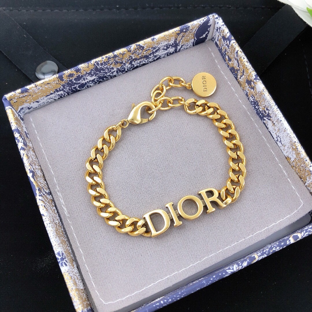 编号DSL0020
DIOR21年新款
迪奥dioi字母光面手链
专柜11复制 时尚潮流手饰
电镀高贵香