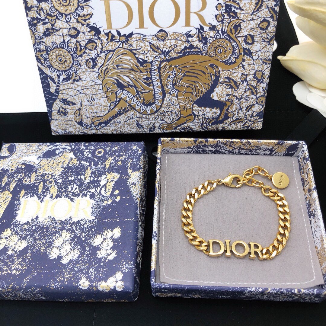 编号DSL0020
DIOR21年新款
迪奥dioi字母光面手链
专柜11复制 时尚潮流手饰
电镀高贵香