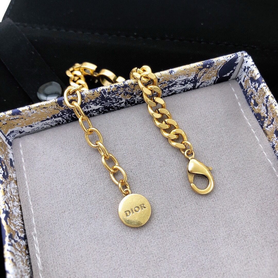 编号DSL0020
DIOR21年新款
迪奥dioi字母光面手链
专柜11复制 时尚潮流手饰
电镀高贵香