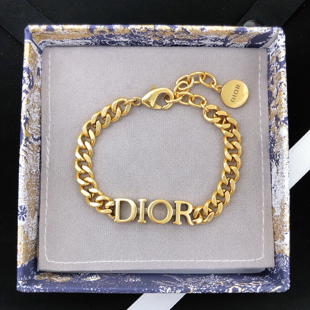 编号DSL0020
DIOR21年新款
迪奥dioi字母光面手链
专柜11复制 时尚潮流手饰
电镀高贵香