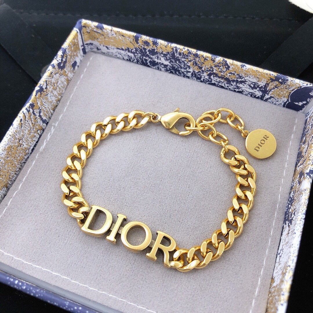 编号DSL0020
DIOR21年新款
迪奥dioi字母光面手链
专柜11复制 时尚潮流手饰
电镀高贵香