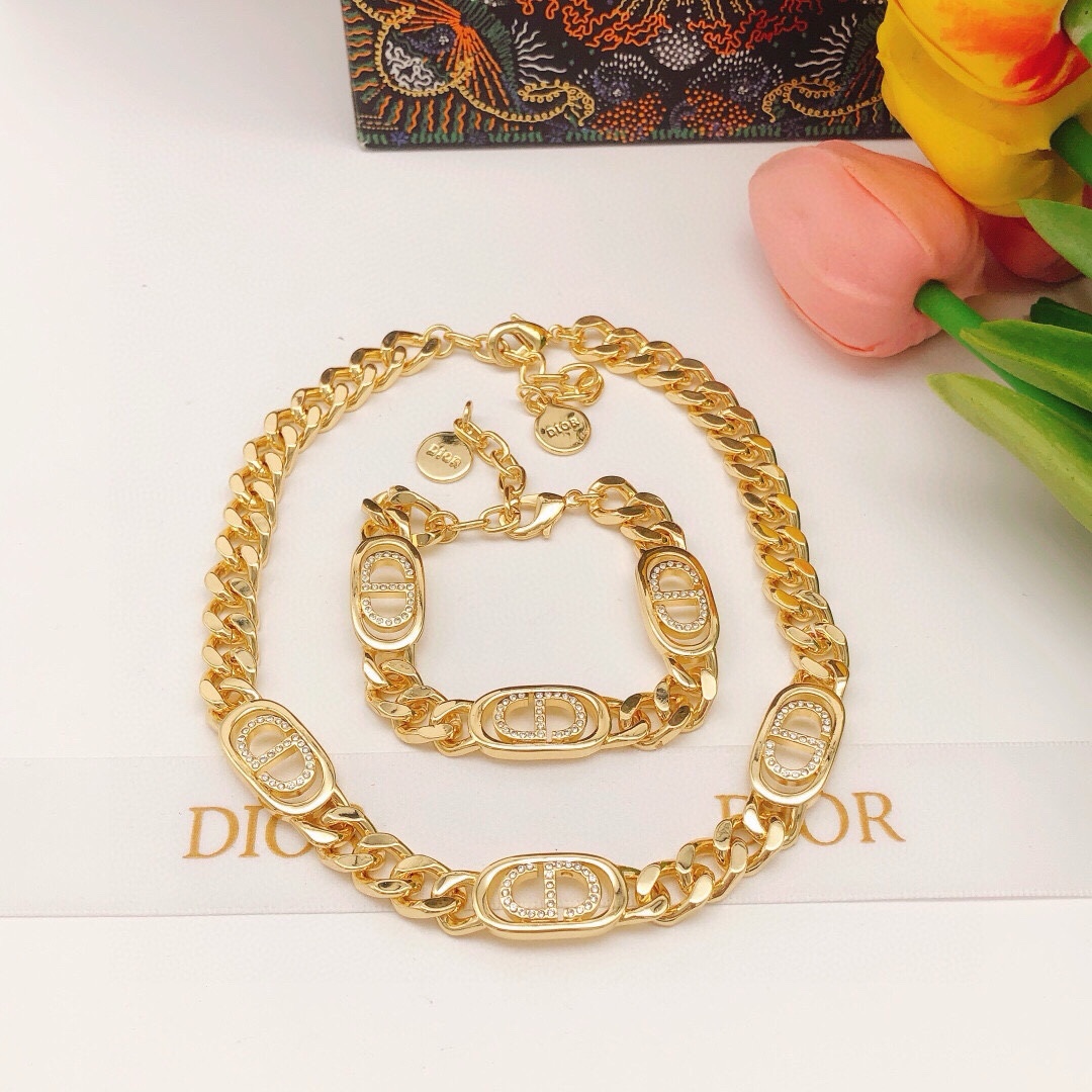 编号DSL0059
原单新品  高端品质， 重叠cd镶钻手链。专柜11开模，专柜原版同黄铜材质！高级92
