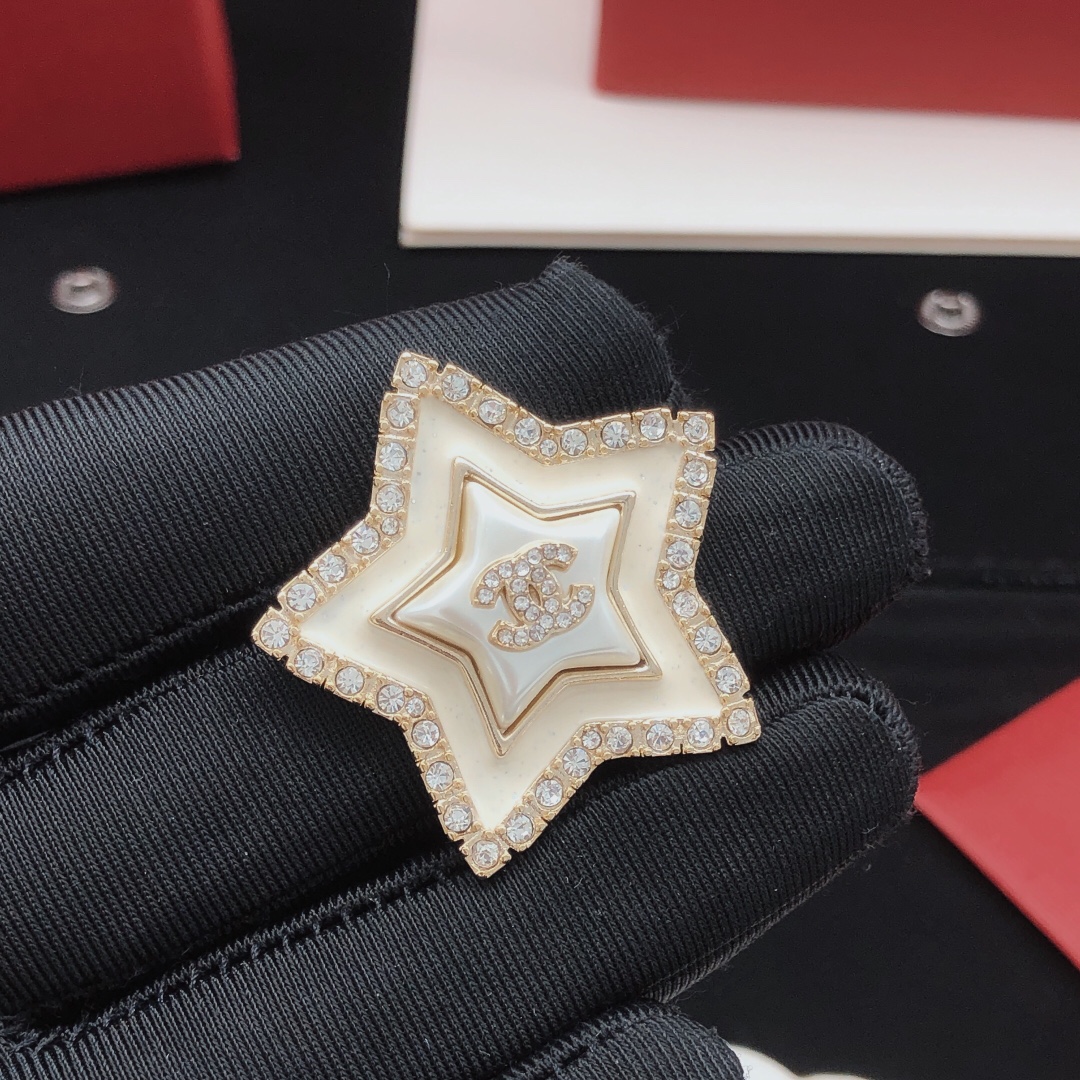 编号XXZ0210
 【ch*nel最新款🆕🆕五角星星胸针】一致专柜🆕黄铜材质