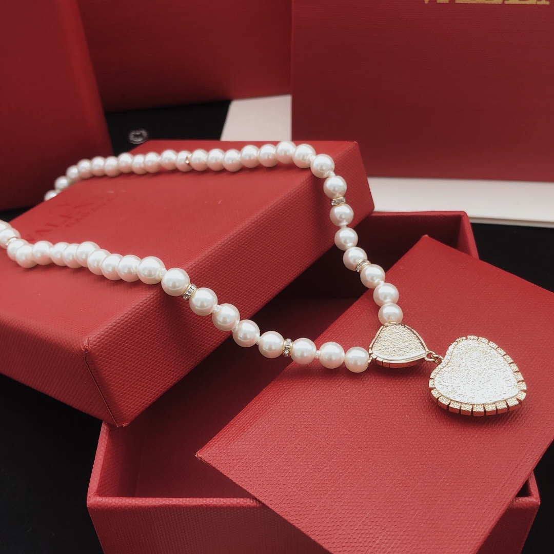 Chanel 𝑪𝒉𝒂𝒏𝒆𝒍 24A新款白色珐琅爱心满钻双C珍珠项链