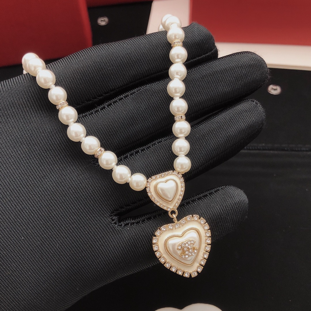 Chanel 𝑪𝒉𝒂𝒏𝒆𝒍 24A新款白色珐琅爱心满钻双C珍珠项链