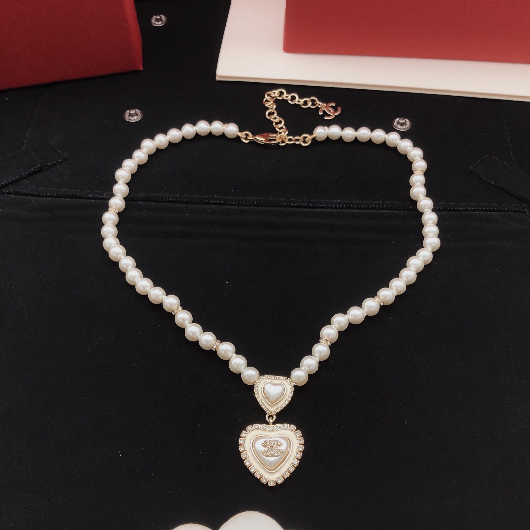 Chanel 𝑪𝒉𝒂𝒏𝒆𝒍 24A新款白色珐琅爱心满钻双C珍珠项链