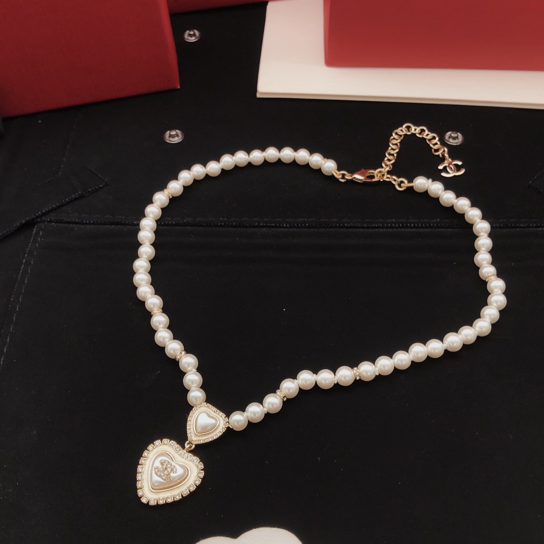 Chanel 𝑪𝒉𝒂𝒏𝒆𝒍 24A新款白色珐琅爱心满钻双C珍珠项链